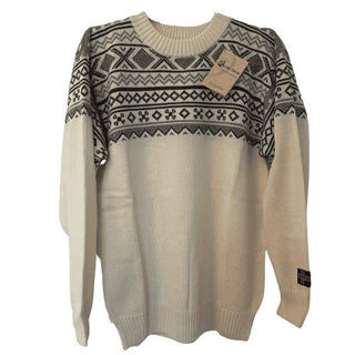 Hvid merinouldsweater med mørkt nordisk mønster ved skuldrene, set forfra.