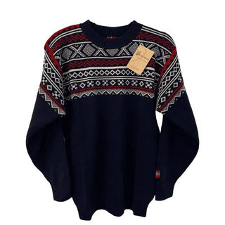 Marineblå merinouldsweater med lyst nordisk mønster ved skuldrene, set forfra.