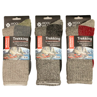 Trekkingstrømper i merinould med røde forstærkninger, med produktmærke.