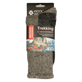 Trekkingstrømper i merinould med grå forstærkninger, med produktmærke.