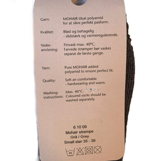 Emballagens bagside til koksgrå mohairvandresokker, med produktinformation.