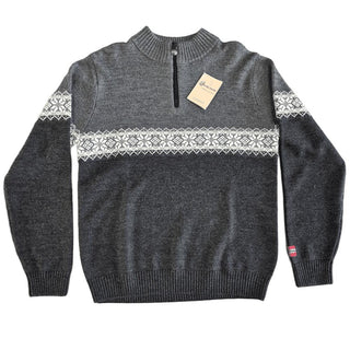 Koksgrå merinouldpullover med lyst mønsterbånd og kort lynlås, set forfra.