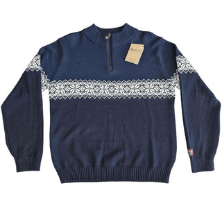 Blå merinouldpullover med lyst mønsterbånd og kort lynlås, set forfra.