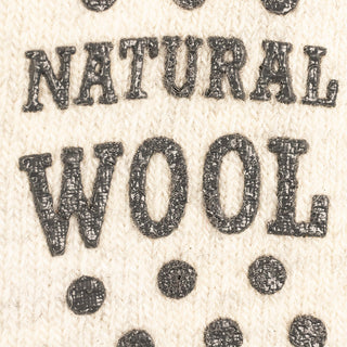 Skridsikre prikker og teksten Natural Wool under en hvid uldsok, vist tæt på.