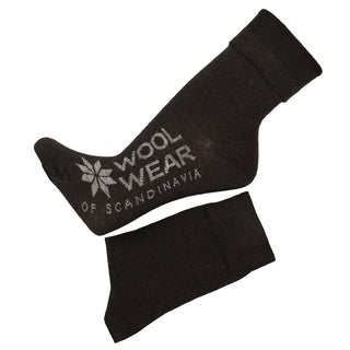 Brune merinouldsokker med ribkant og WOOL WEAR-logo.