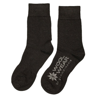 Brune merinouldsokker med ribkant og WOOL WEAR-logo.
