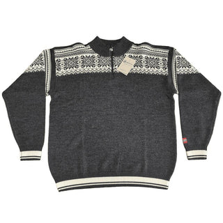 Koksgrå norsk merinouldsweater med lyst mønster og kort lynlås, set forfra.