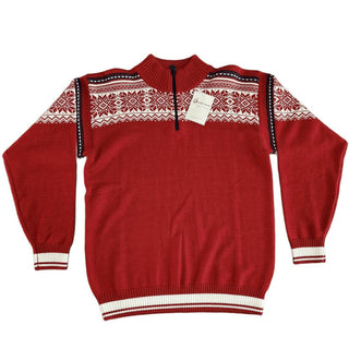 Rød norsk merinouldsweater med lyst mønster og kort lynlås, set forfra.