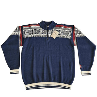 Marineblå norsk merinouldsweater med lyst mønster og kort lynlås, set forfra.