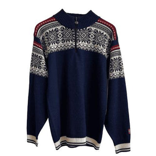 Marineblå norsk merinouldsweater med lyst mønster og kort lynlås, set forfra.