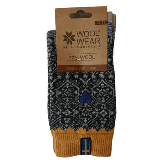 Blå uldsokker med lyst mønster, svensk flag og gule kanter, med produktmærke.