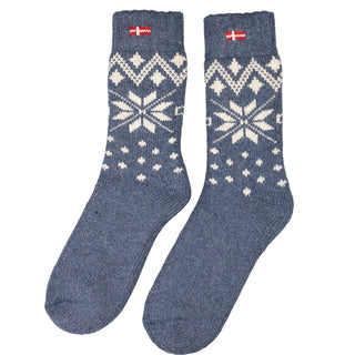 Blå tykke uldsokker med lyst stjernemønster og dansk flag.
