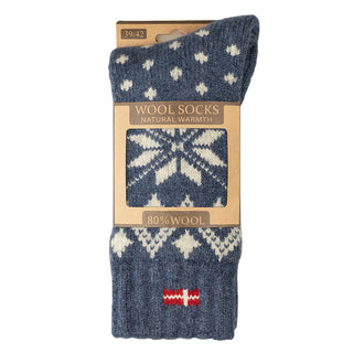 Blå tykke uldsokker med lyst stjernemønster og dansk flag, med produktmærke.