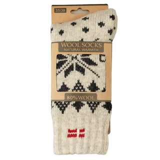 Råhvide tykke uldsokker med sort stjernemønster og dansk flag, med produktmærke.