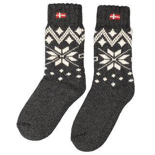 Koksgrå tykke uldsokker med hvidt stjernemønster og dansk flag.