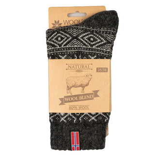 Koksgrå uldsokker med lyst nordisk mønster og norsk flag, med produktmærke.