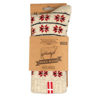 Lyse uldsokker med rødt nordisk mønster og dansk flag, med produktmærke.