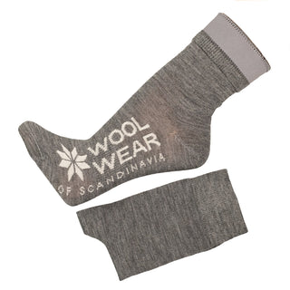 Grå merinouldsokker med ribkant og WOOL WEAR-logo.