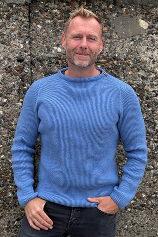 Lyseblå Jurmo-uldtrøje fra WOOLWEAR med rund hals, båret af en model.