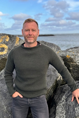 Grøn Jurmo-uldtrøje fra WOOLWEAR med rund hals, båret af en model.
