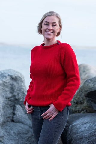 Rød Jurmo-uldtrøje fra WOOLWEAR med rund hals, båret af en model.