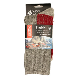 Trekkingstrømper i merinould med røde forstærkninger, med produktmærke.