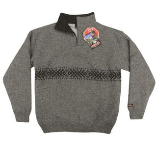 Grå windbreaker-pullover i uld med mørkt mønsterbånd og kort lynlås, set forfra.