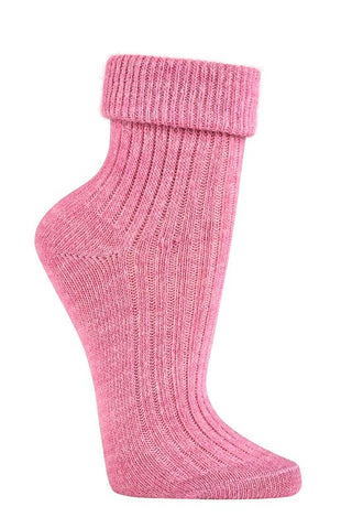 Pink alpakasokker med ribstrik og ombukket kant.